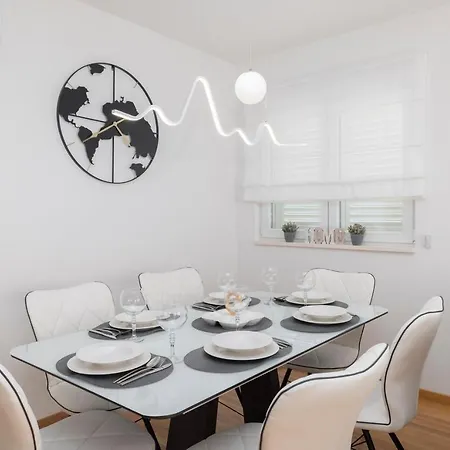 With Parking Space - 23931 * 马卡尔斯卡