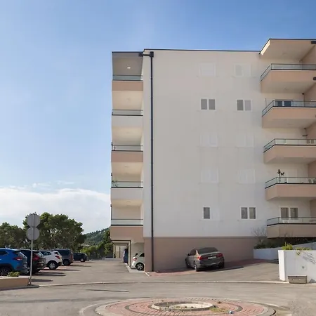 Lägenhet With Parking Space - 23931