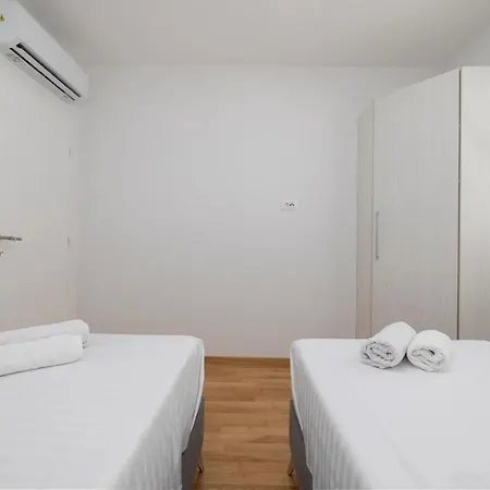 Apartman With Parking Space - 23931 Makarska